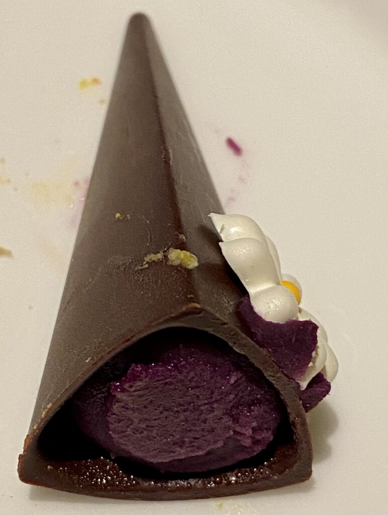 三角帽子の中には紫芋のクリームが！