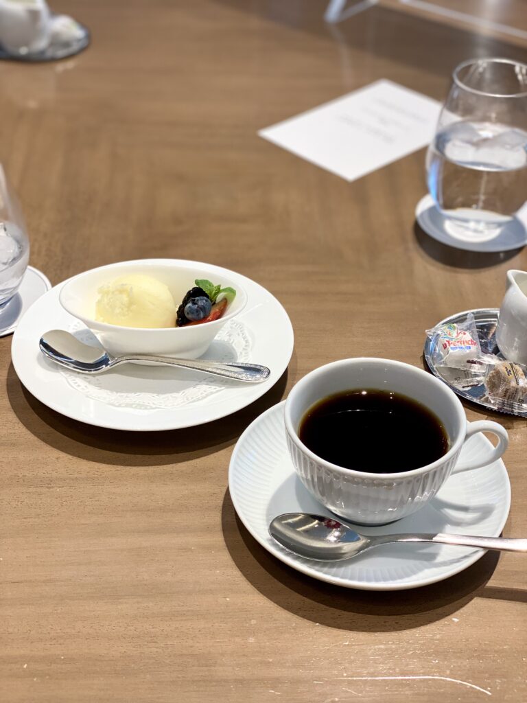 東京會舘のデザートとコーヒー