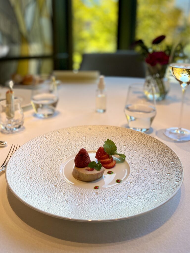 東京會舘フランス料理レストラン「プルニエ」の苺とフォアグラのテリーヌ