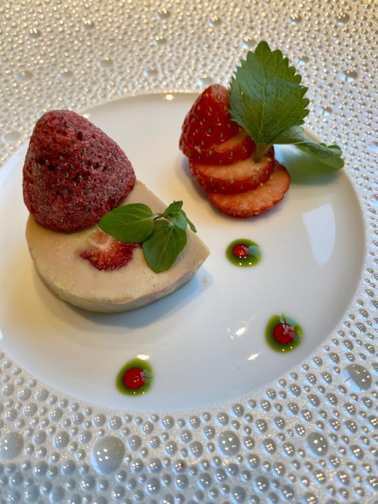 東京會舘フランス料理レストラン「プルニエ」の苺とフォアグラのテリーヌ