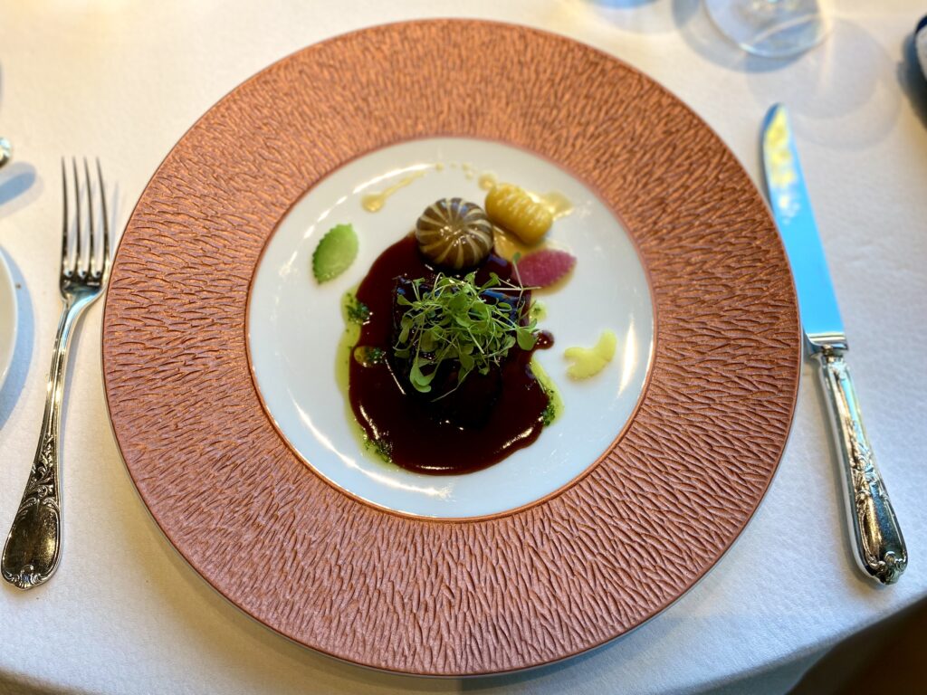 東京會舘フランス料理レストラン「プルニエ」の牛頬肉の赤ワイン煮
