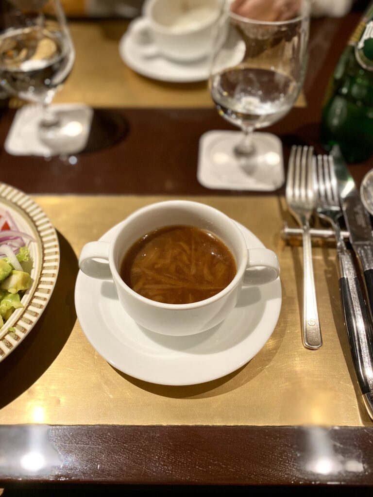 ホテルニューオータニ「リブルーム」のオニオンスープ