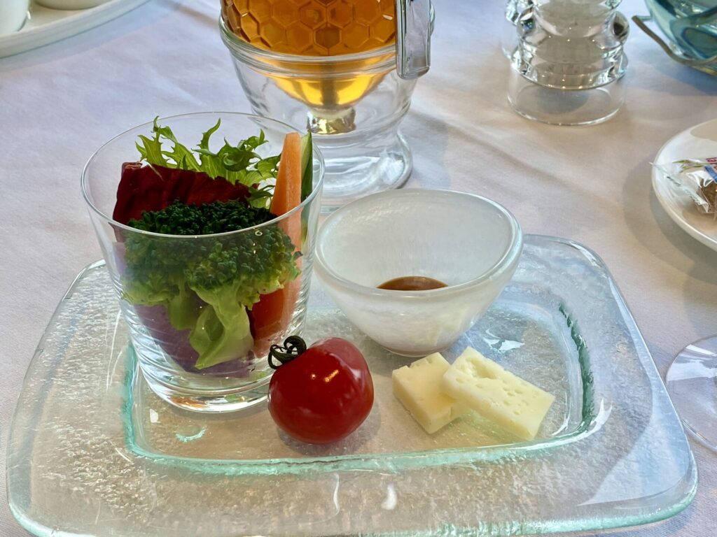 三重県内産野菜サラダとチーズ