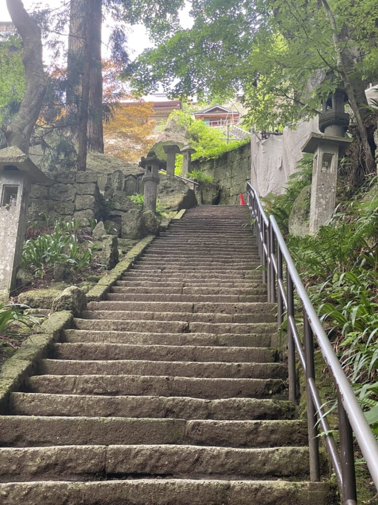 せみ塚から仁王門に向かう階段