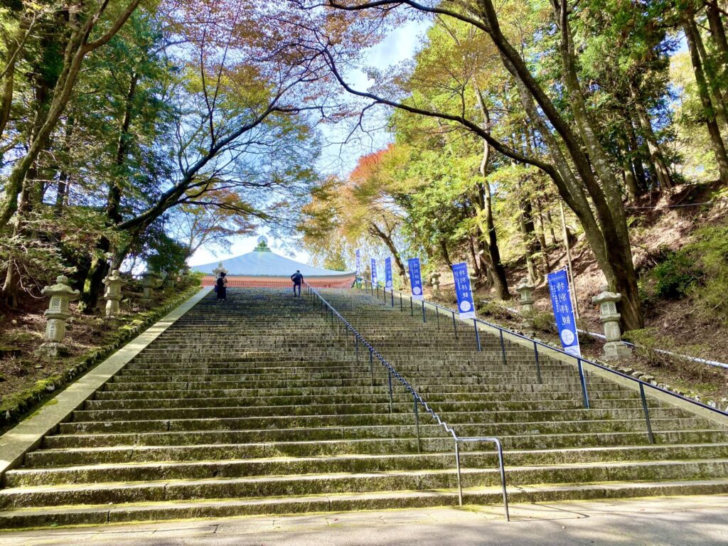 「阿弥陀堂」前の階段