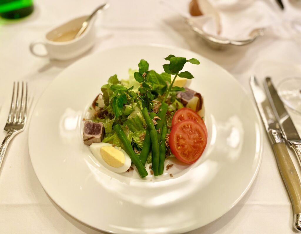 帝国ホテル東京「ラブラスリー」のニース風サラダ