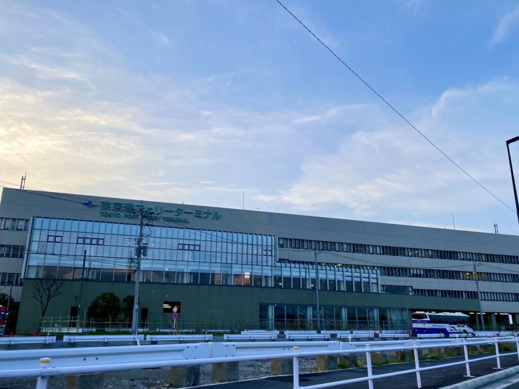 朝の東京港フェリーターミナル