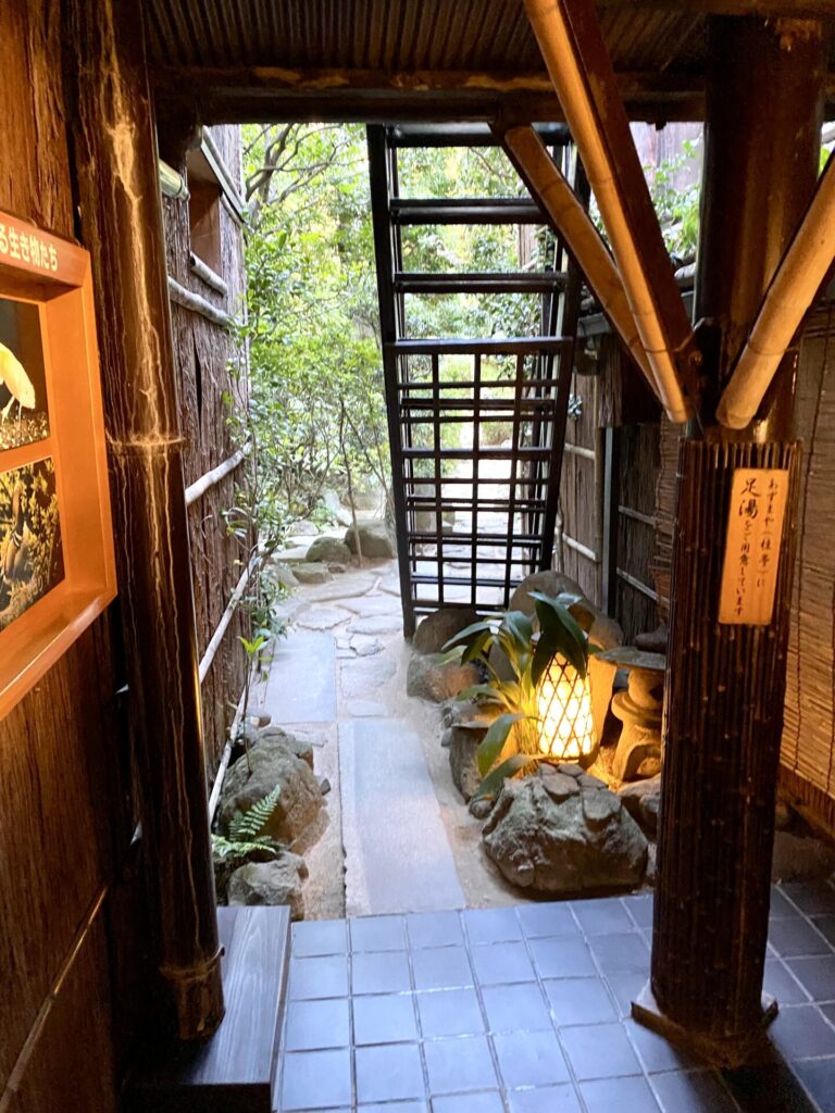 日本庭園へ抜ける出入口